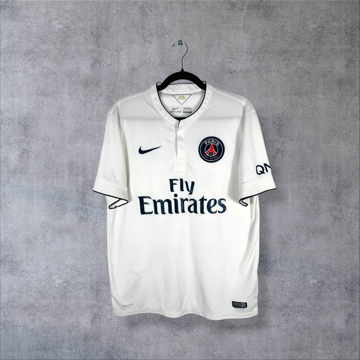 Face du maillot PSG 2014-2015 extérieur Nike avec sponsor Fly Emirates et col boutonné