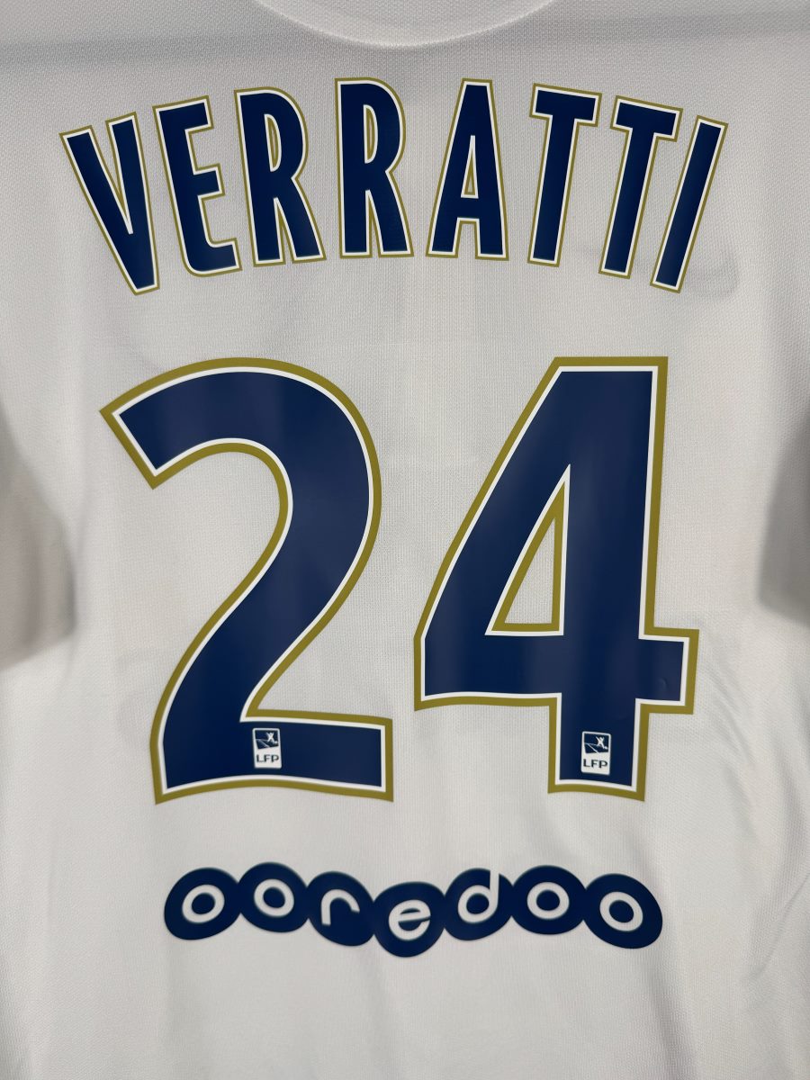 Zoom sur le flocage Verratti numéro 24 avec les patchs LFP intégrés du maillot PSG 2014-2015