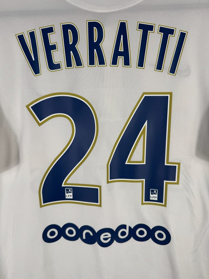 Zoom sur le flocage Verratti numéro 24 avec les patchs LFP intégrés du maillot PSG 2014-2015
