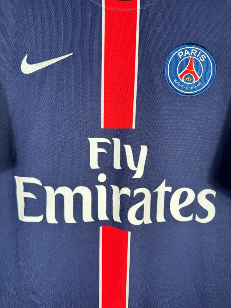 Détail de l'écusson Paris Saint-Germain et du swoosh Nike sur le maillot domicile 2015-2016