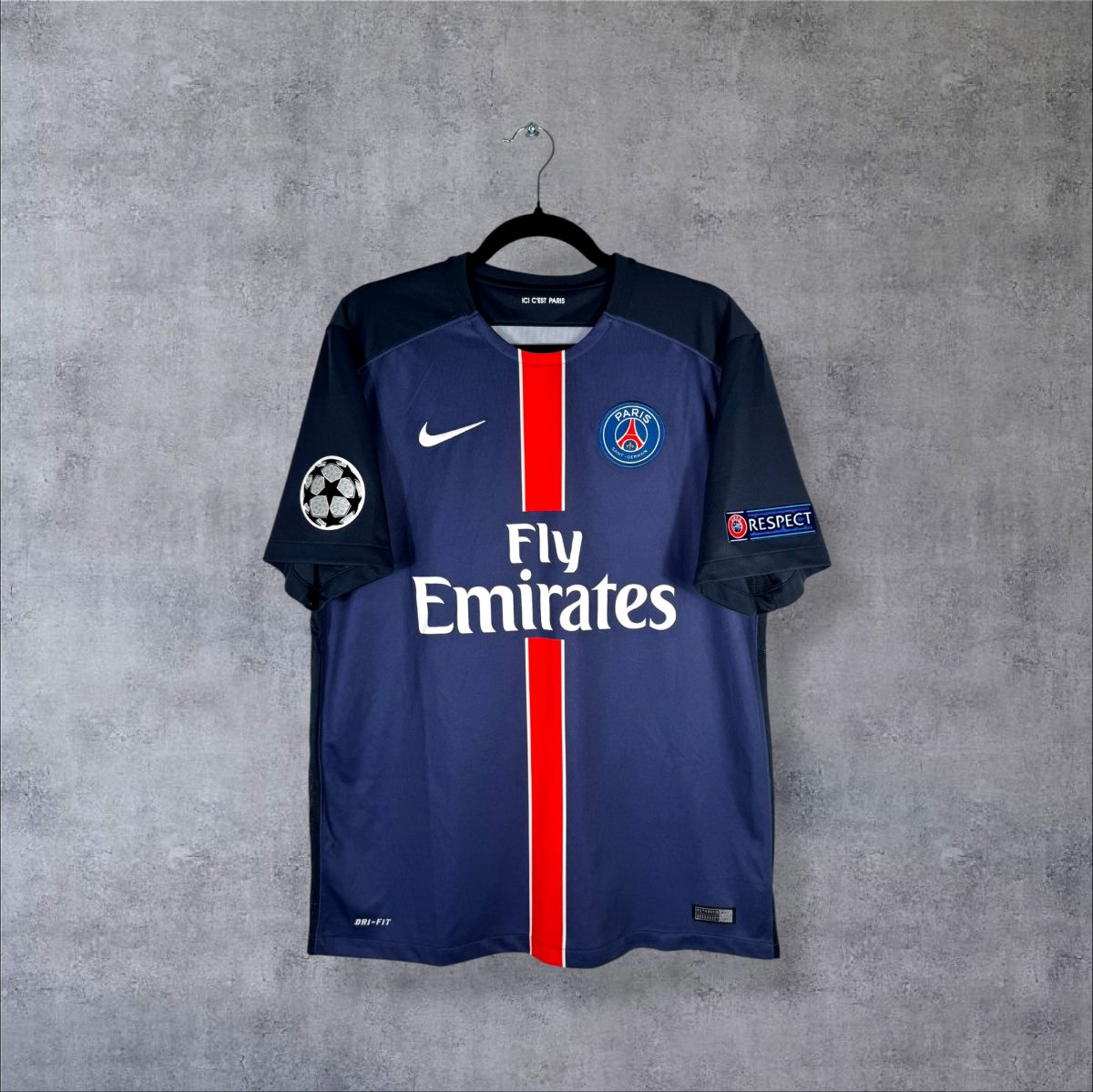 Face du maillot PSG 2015-2016 domicile Nike, bande Hechter rouge et sponsor Fly Emirates