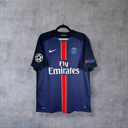 Face du maillot PSG 2015-2016 domicile Nike, bande Hechter rouge et sponsor Fly Emirates