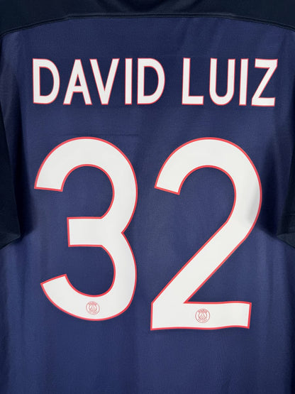 Gros plan du flocage David Luiz N°32 avec écussons PSG intégrés, maillot domicile 2015-2016