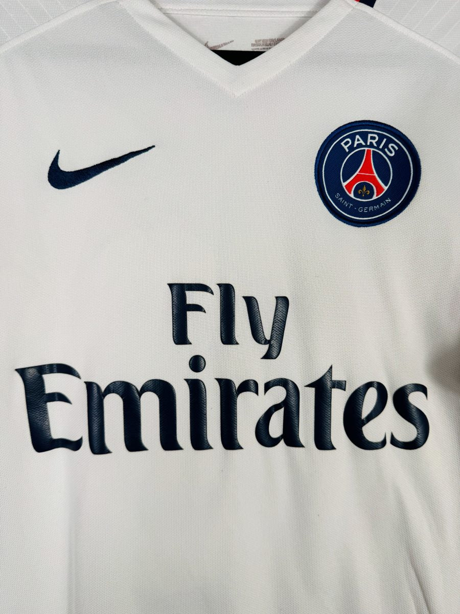 Détail écusson PSG et sponsor Fly Emirates sur maillot extérieur 2015-2016