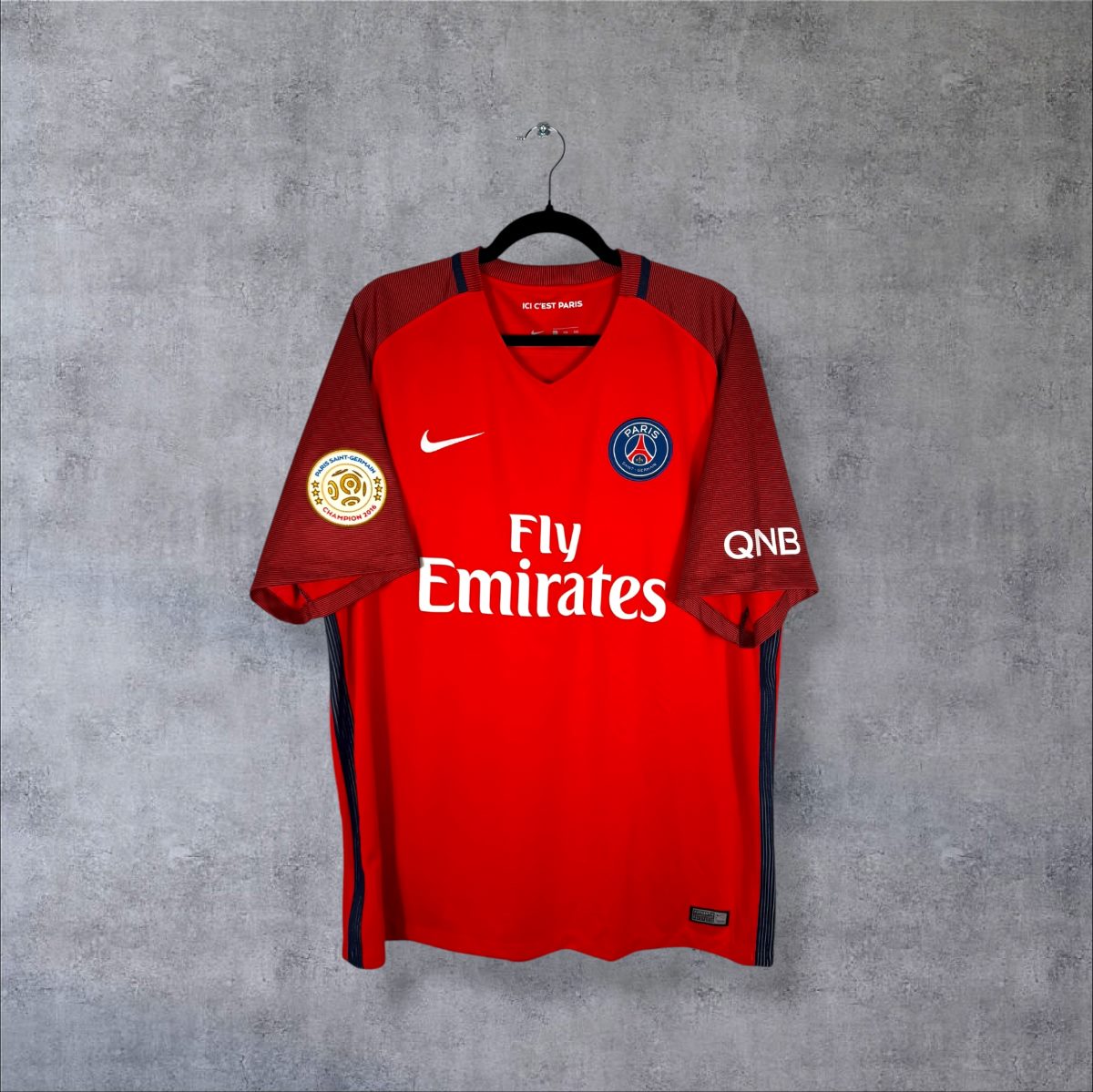Maillot PSG 2016-2017 extérieur rouge vue face sponsors Fly Emirates et QNB