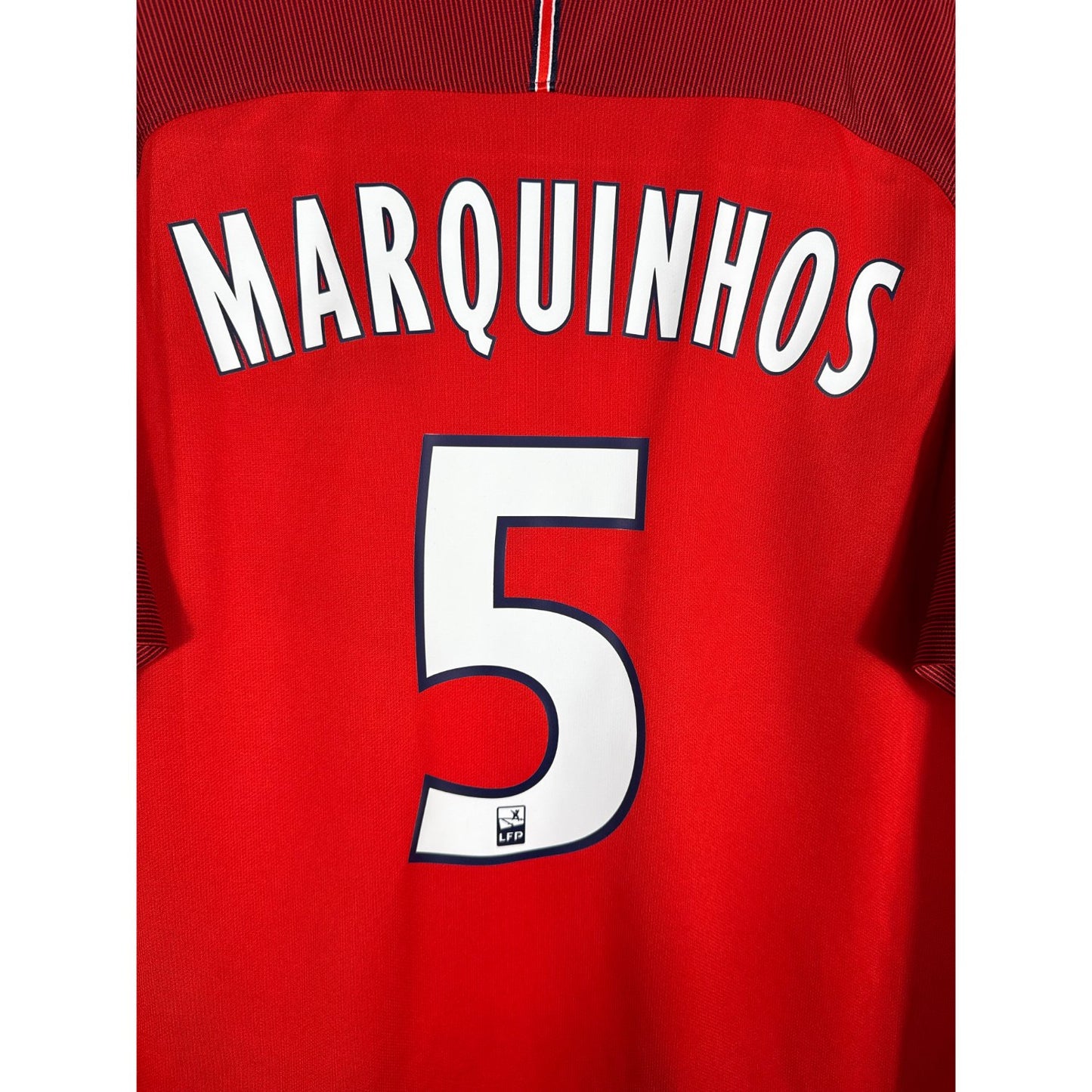 Détail de la typographie du flocage sur le numéro 5 de Marquinhos