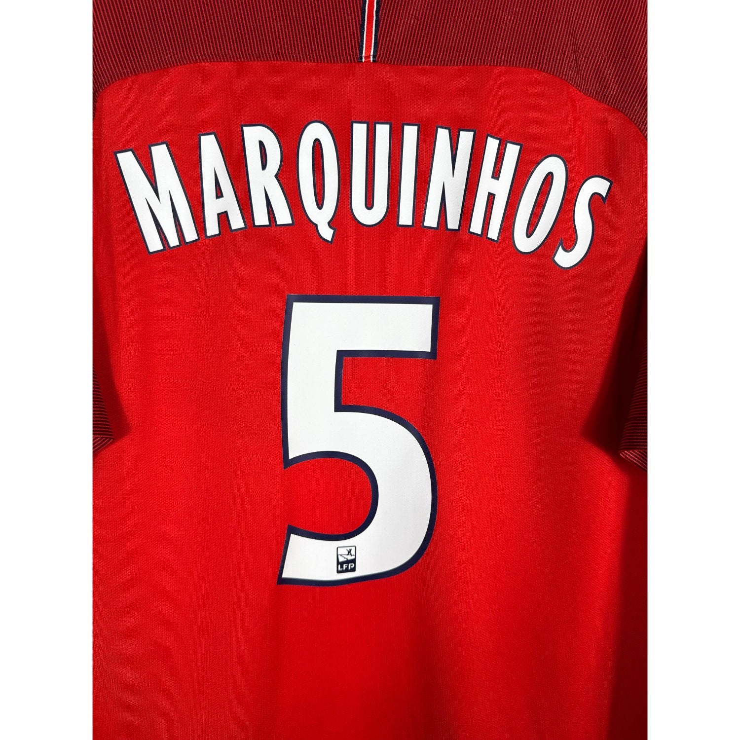 Détail de la typographie du flocage sur le numéro 5 de Marquinhos