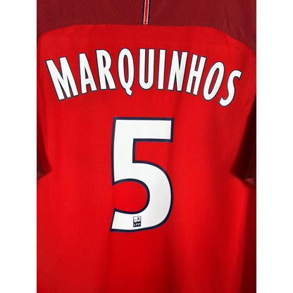 Détail de la typographie du flocage sur le numéro 5 de Marquinhos