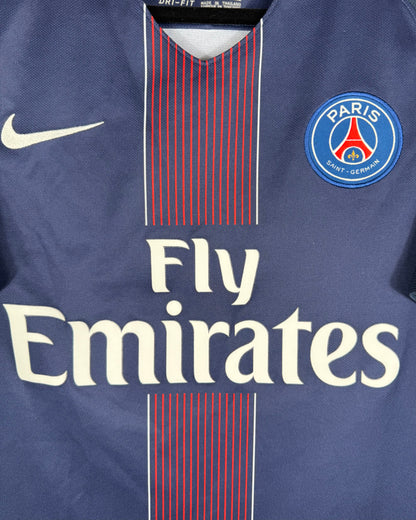 Détail de l'écusson du PSG et du logo Nike