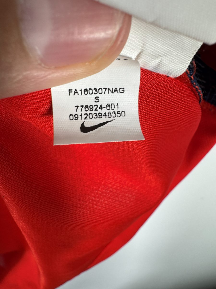 Étiquette intérieure Nike du maillot PSG 2016-2017 extérieur avec le code d'authenticité 776924-601 et la taille S