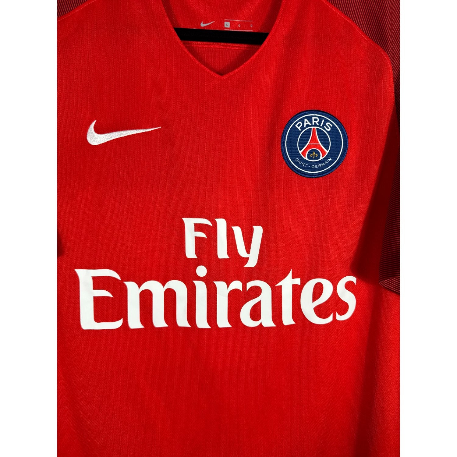 Détail de l'écusson du Paris Saint-Germain et du logo Nike