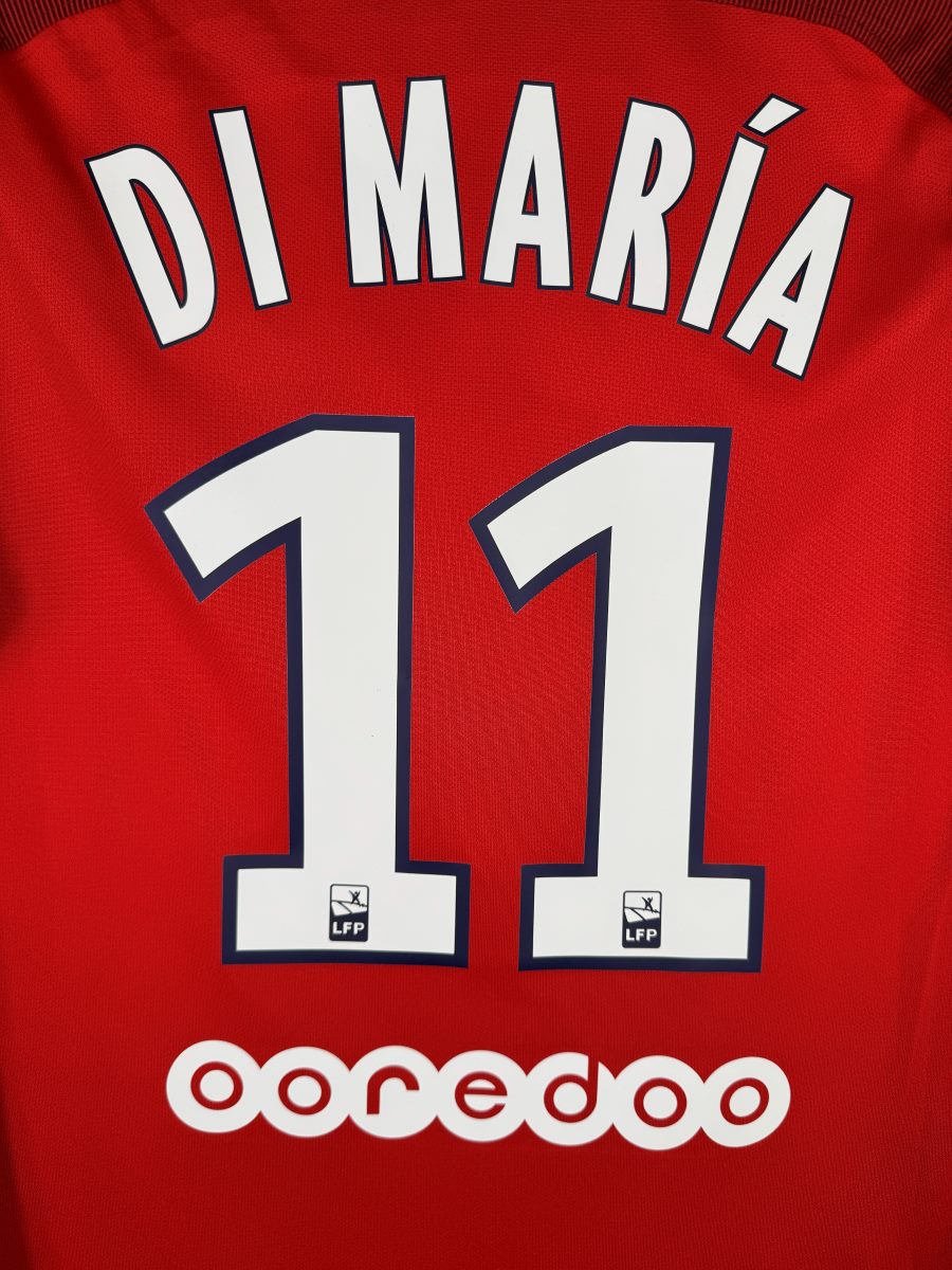Gros plan du flocage DI MARÍA N°11 du maillot PSG 2016-2017 avec les cartouches LFP officiels au bas des chiffres