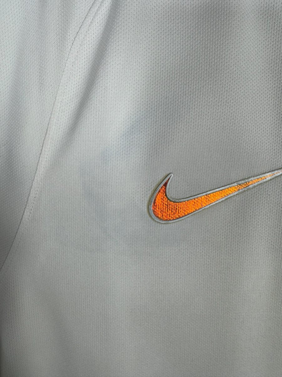 Défaut du maillot PSG third 2016 : trace grisée sur le tissu blanc près du swoosh Nike