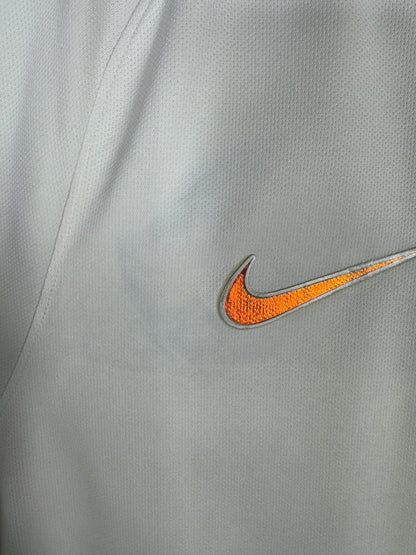 Défaut du maillot PSG third 2016 : trace grisée sur le tissu blanc près du swoosh Nike