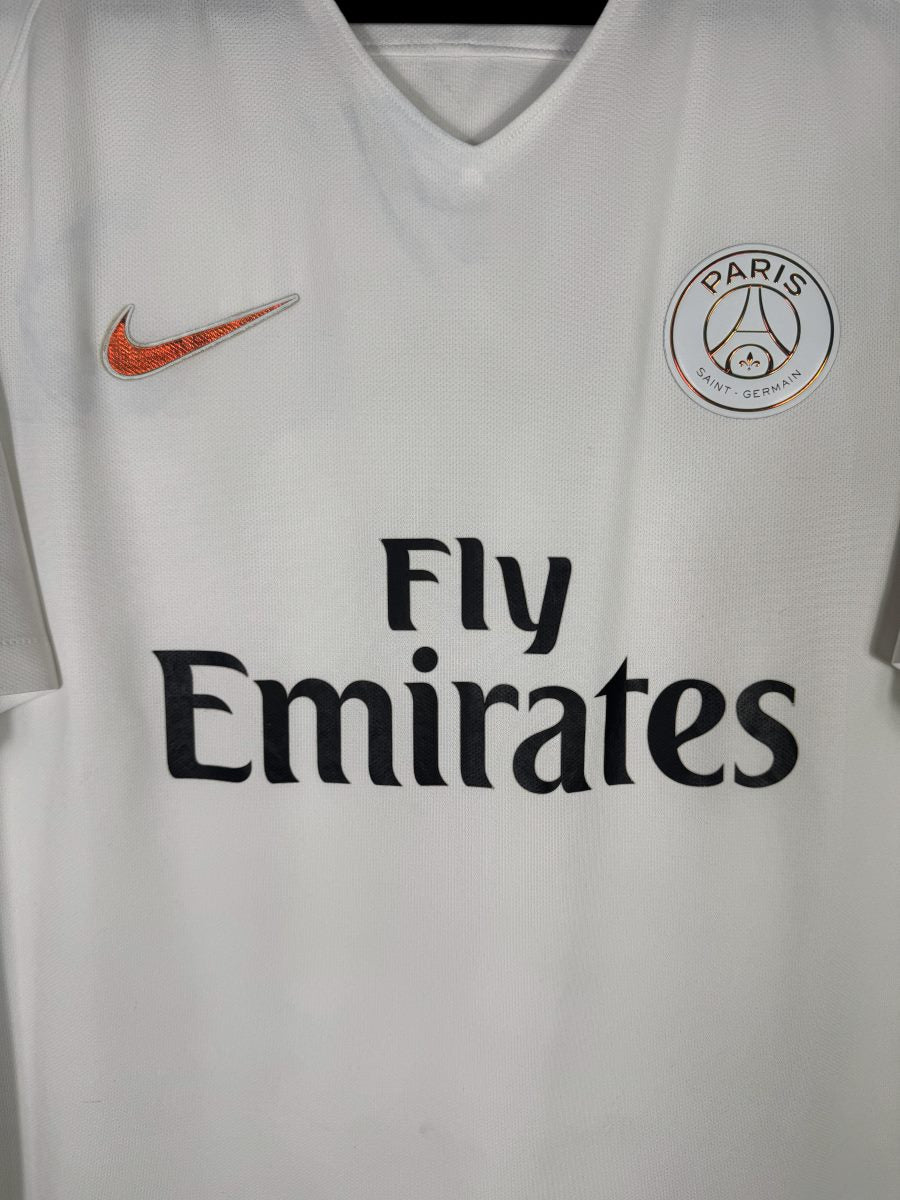 Détail de l'écusson Paris Saint-Germain et du sponsor Fly Emirates sur le maillot PSG third 2016