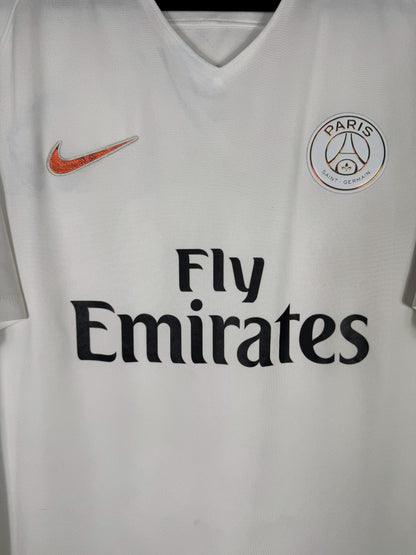 Détail de l'écusson Paris Saint-Germain et du sponsor Fly Emirates sur le maillot PSG third 2016