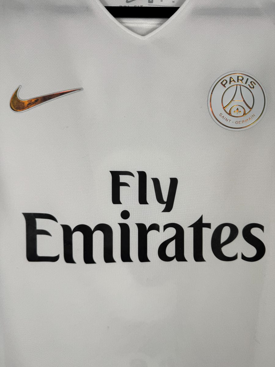 Détail de l'écusson Paris Saint-Germain et du swoosh Nike orange irisé sur le maillot third 2016-2017