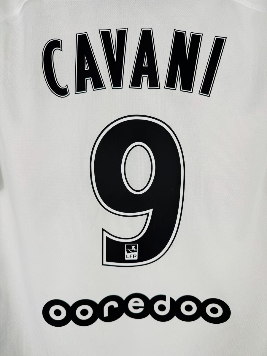 Gros plan du flocage Cavani N°9 avec logo LFP intégré, maillot PSG third 2016-2017