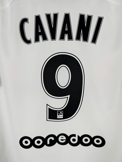 Gros plan du flocage Cavani N°9 avec logo LFP intégré, maillot PSG third 2016-2017
