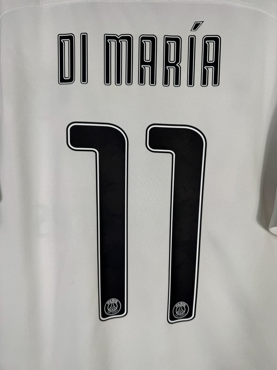 Gros plan du flocage Di María N°11 avec écussons PSG intégrés sur le maillot third 2016-2017