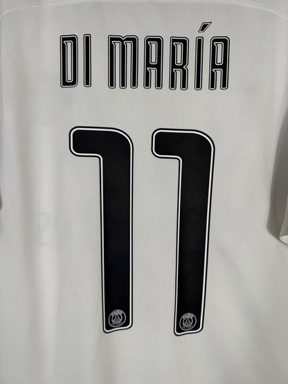 Gros plan du flocage Di María N°11 avec écussons PSG intégrés sur le maillot third 2016-2017