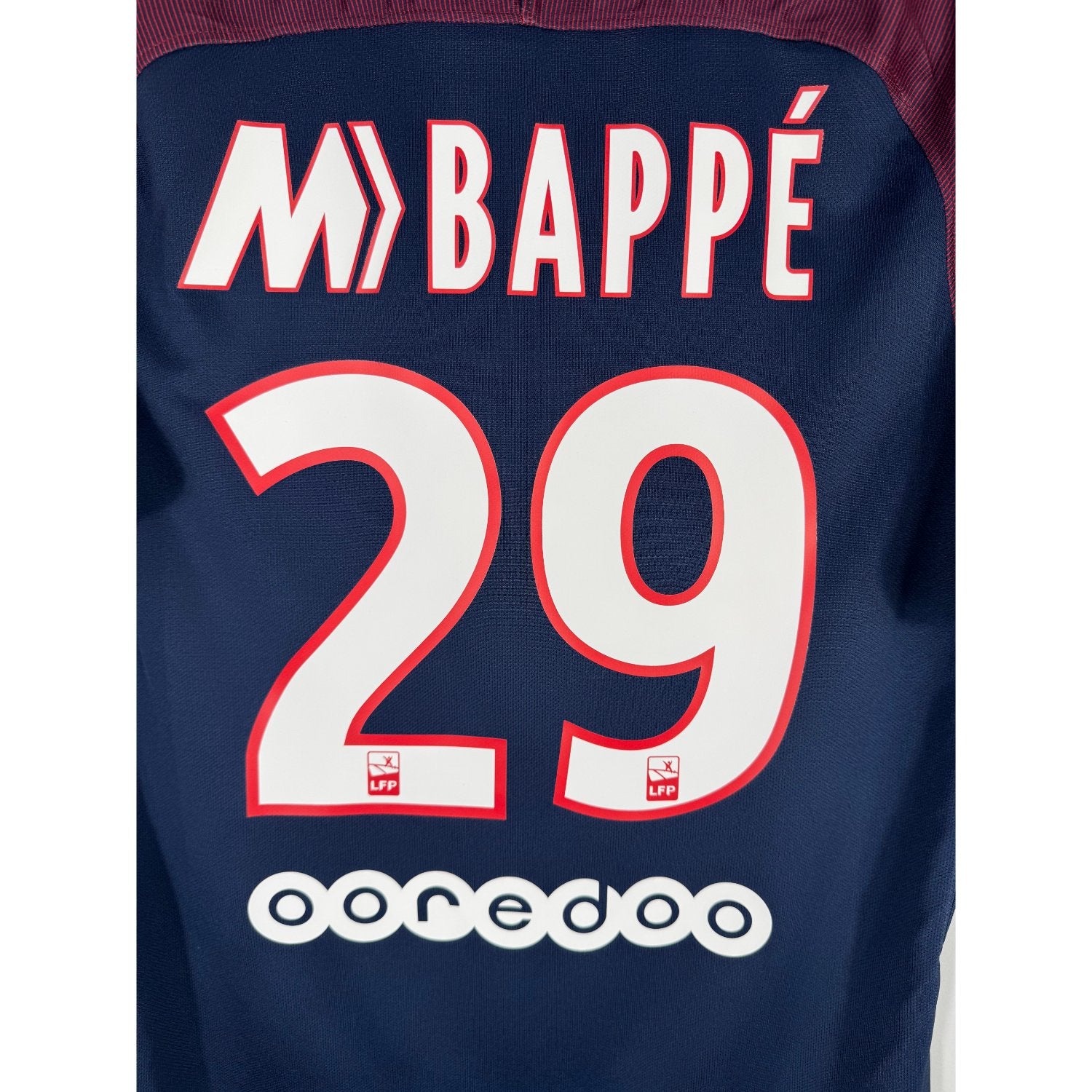 Détail de la typographie spéciale Mercurial du flocage sur le numéro 29 de Kylian Mbappé