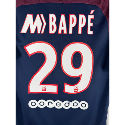 Détail de la typographie spéciale Mercurial du flocage sur le numéro 29 de Kylian Mbappé