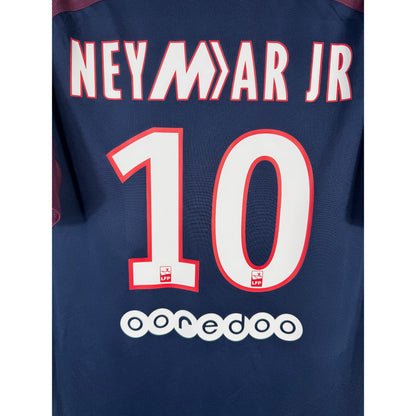 Détail de la typographie spéciale Mercurial du flocage sur le numéro 10 de Neymar JR