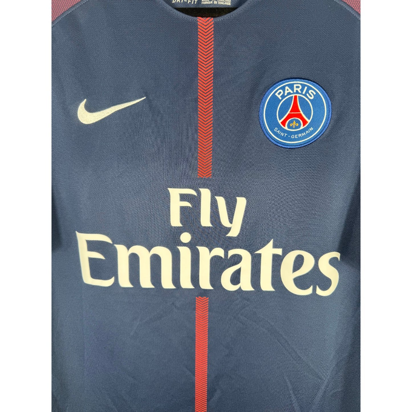 Détail de l'écusson du Paris Saint-Germain et du logo Nike