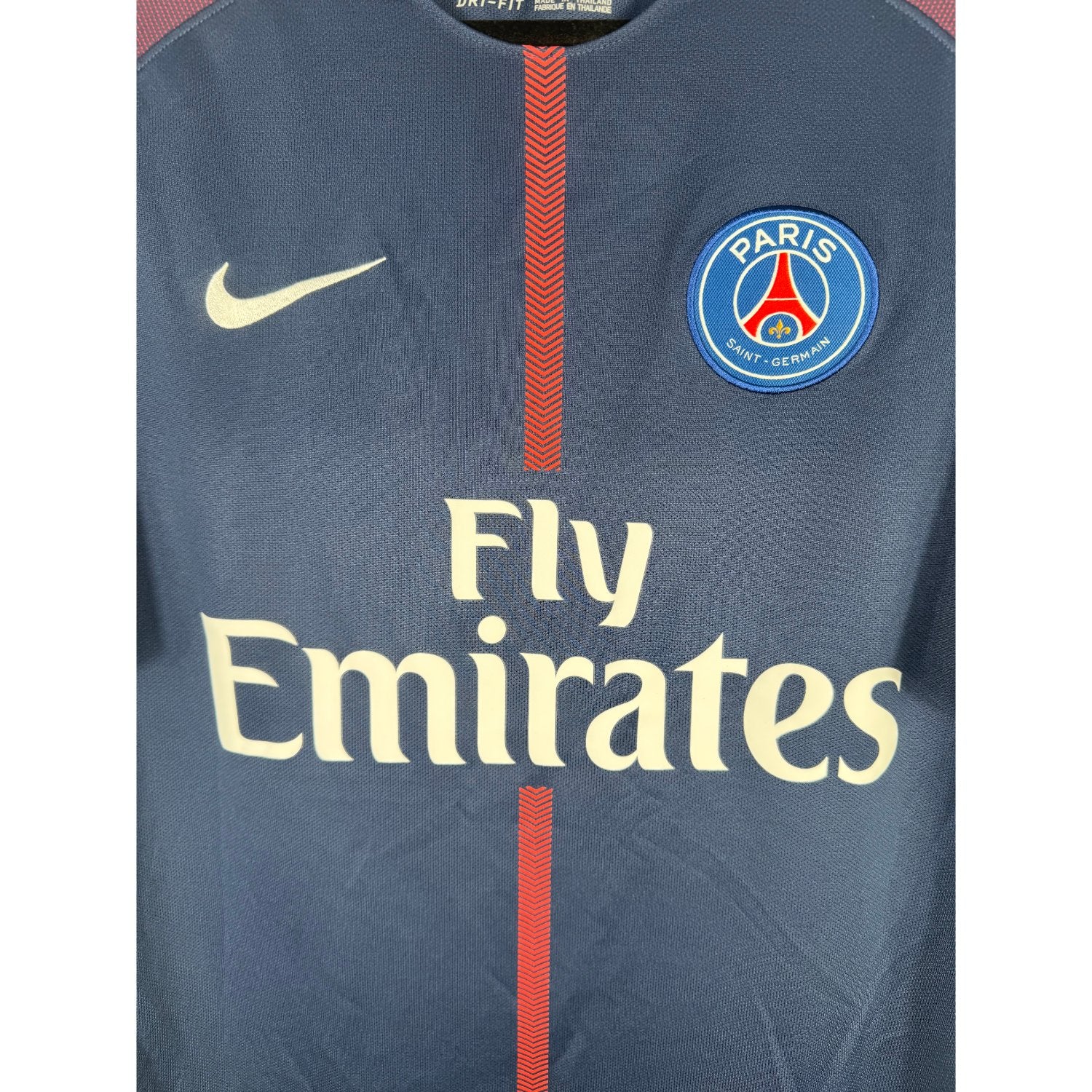 Détail de l'écusson du Paris Saint-Germain et du logo Nike