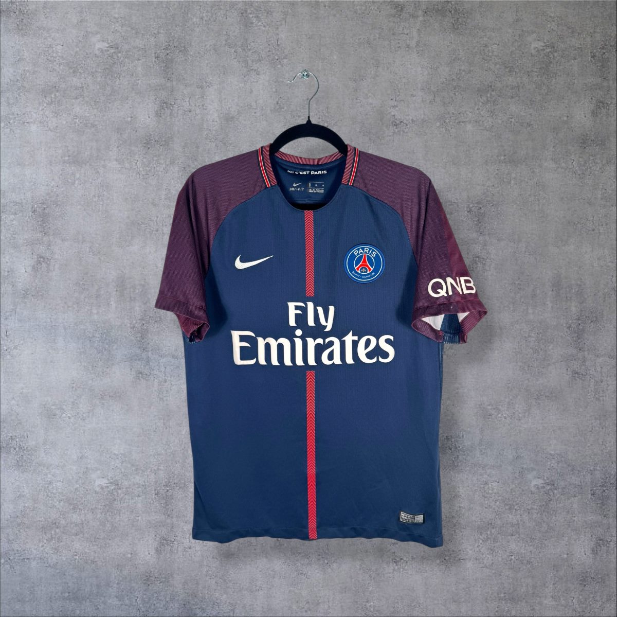 Face du maillot PSG 2017-2018 domicile Nike, bande rouge centrale et sponsor Fly Emirates