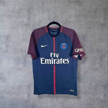 Face du maillot PSG 2017-2018 domicile Nike, bande rouge centrale et sponsor Fly Emirates