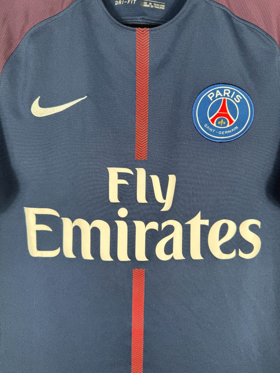 Écusson PSG brodé et Swoosh Nike sur le maillot domicile 2017-2018
