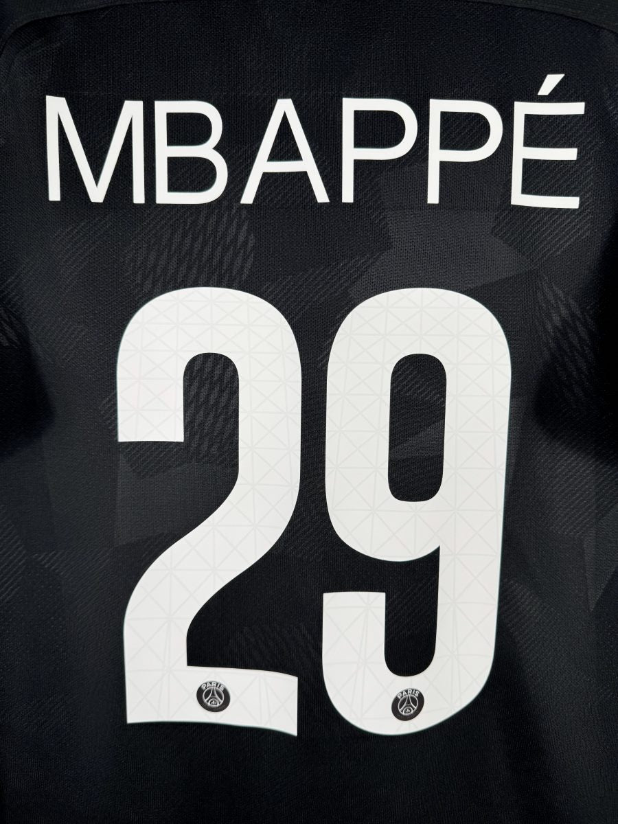 Détail du flocage MBAPPÉ numéro 29 avec écussons PSG, maillot third 2017-2018