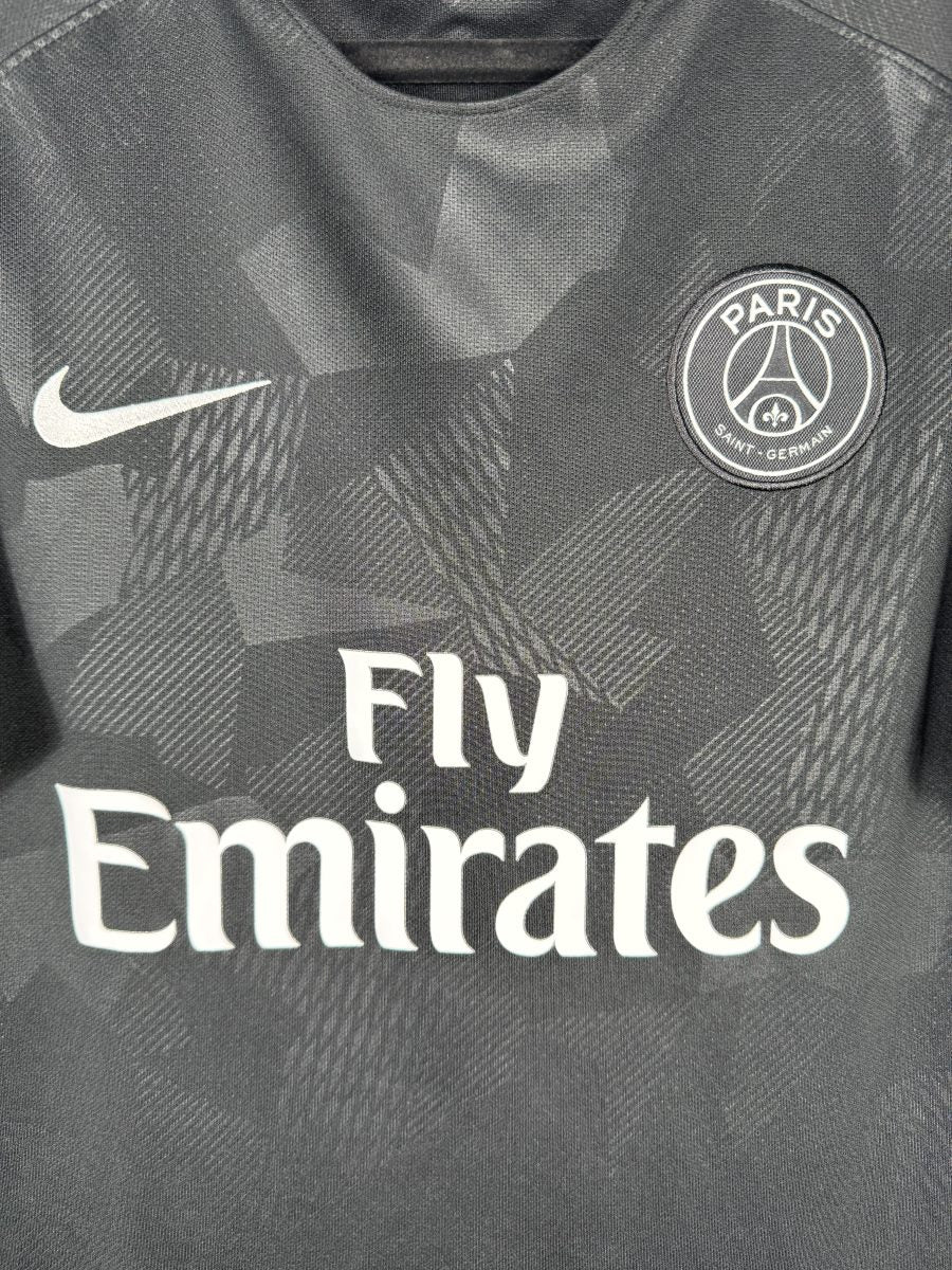 Écusson Paris Saint-Germain sur le motif camouflage du maillot third 2017-2018 de Mbappé