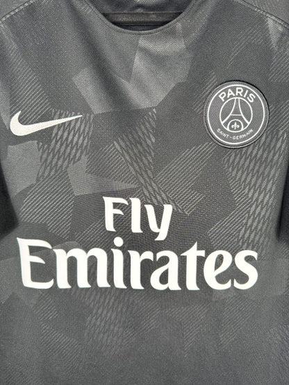 Écusson Paris Saint-Germain sur le motif camouflage du maillot third 2017-2018 de Mbappé