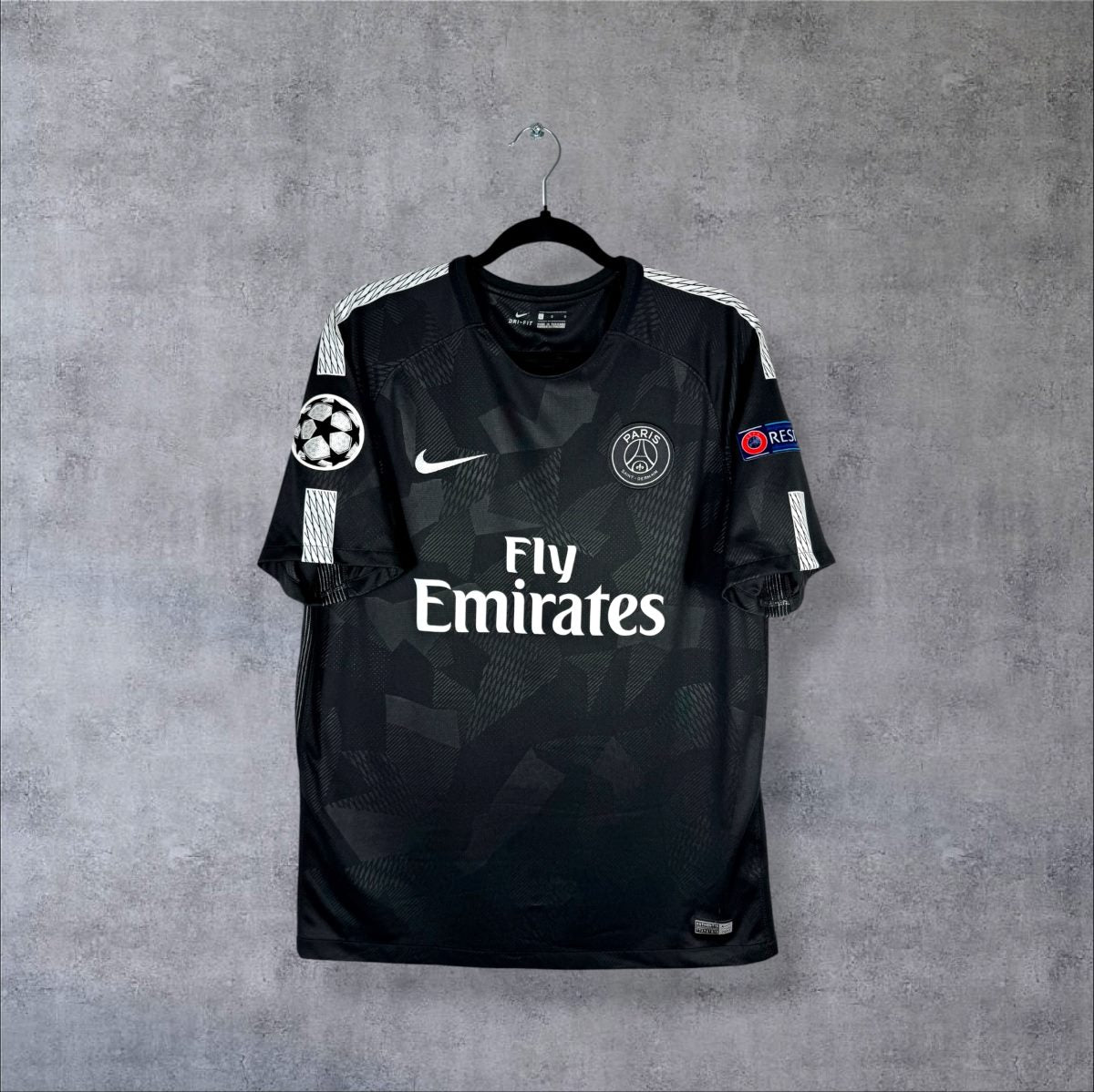 Face du maillot PSG 2017-2018 third noir Nike, sponsor Fly Emirates et patchs UEFA