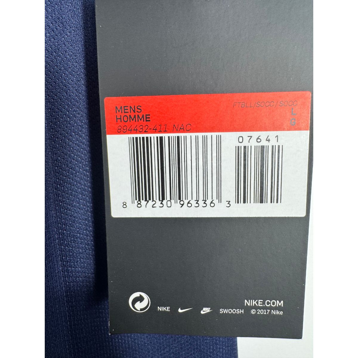 Détail des étiquettes neuves d'origine (BNWT) accrochées au maillot du PSG