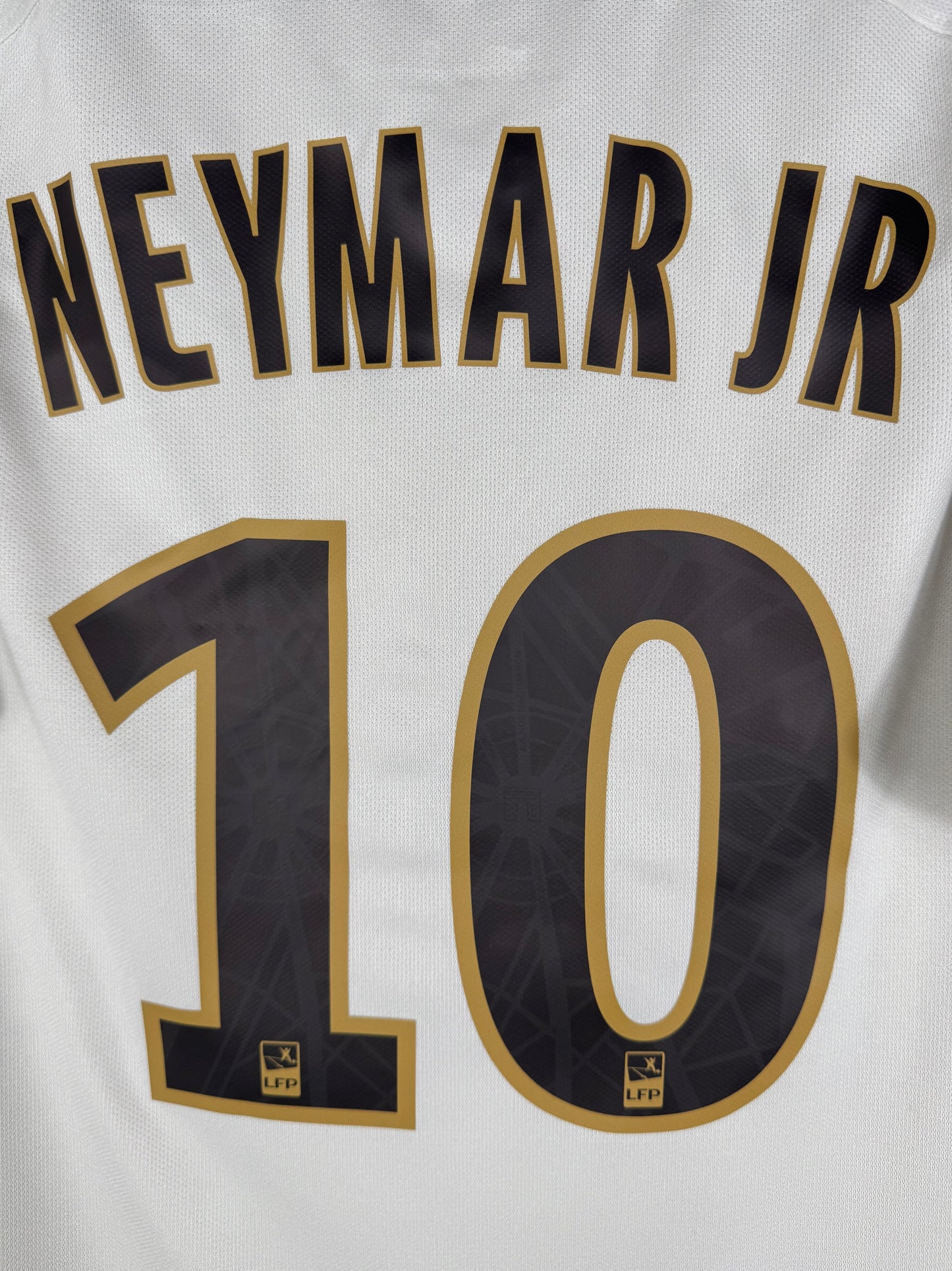 Détail de la typographie du flocage sur le numéro 10 de Neymar JR