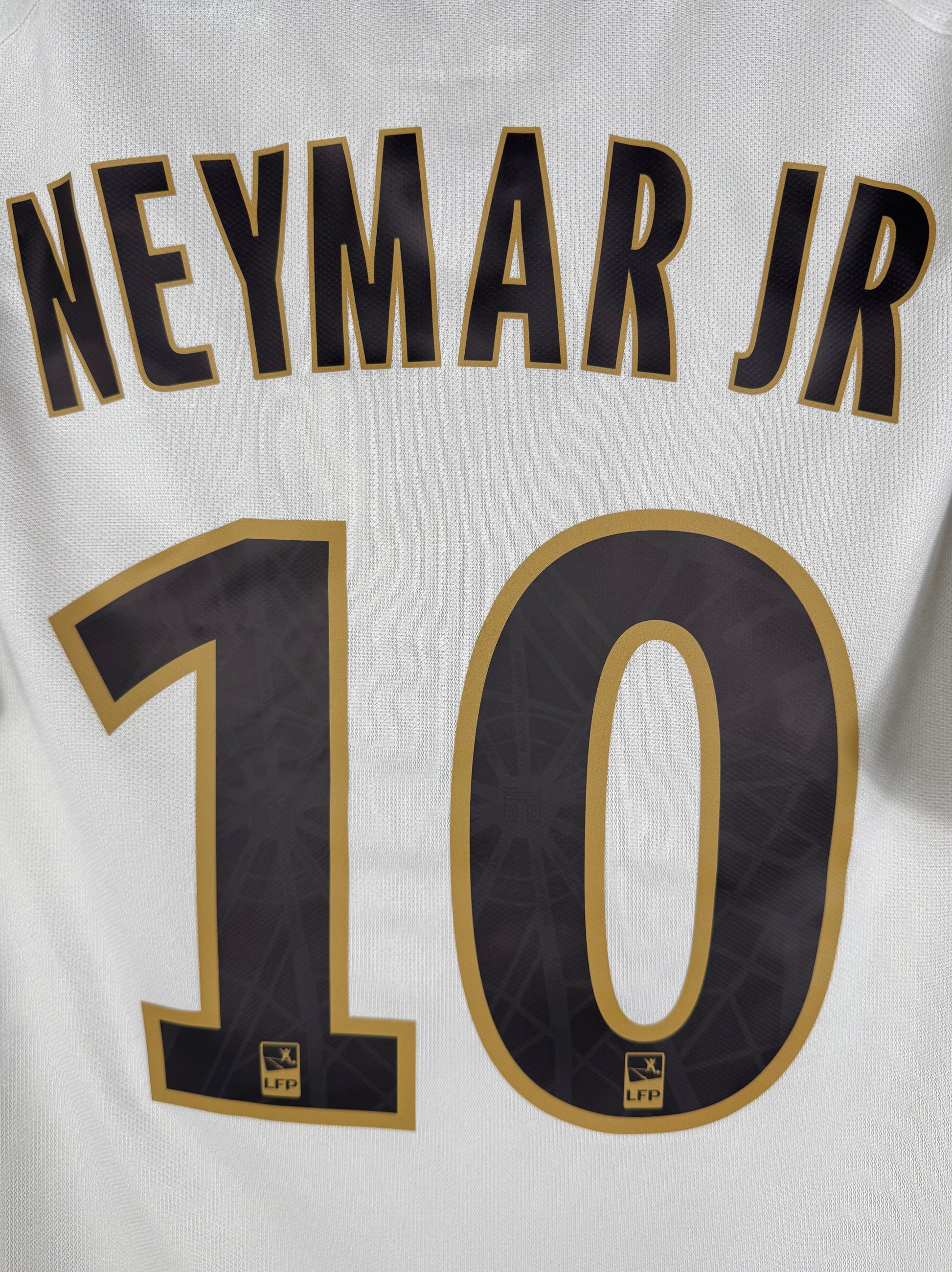 Détail de la typographie du flocage sur le numéro 10 de Neymar JR