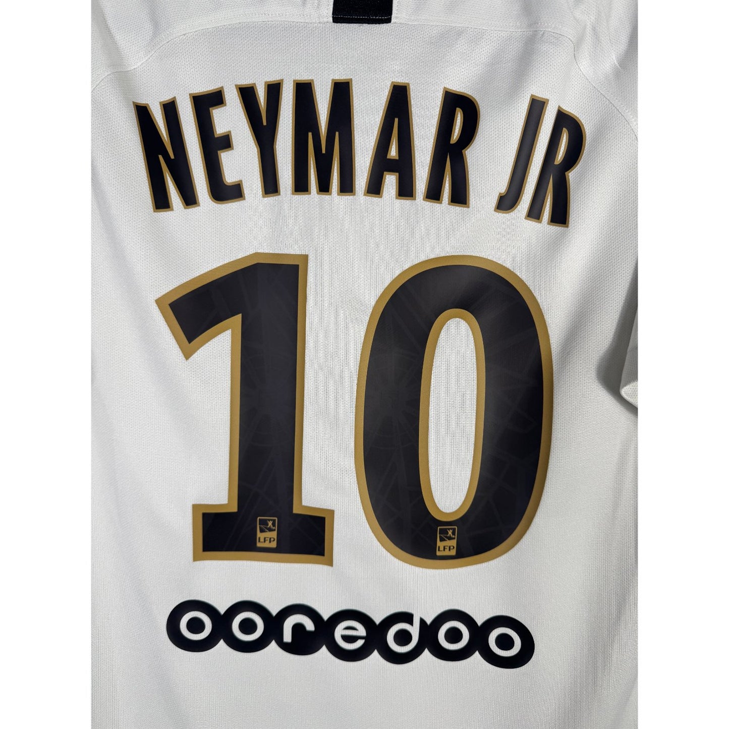 Détail de la typographie du flocage sur le numéro 10 de Neymar Jr