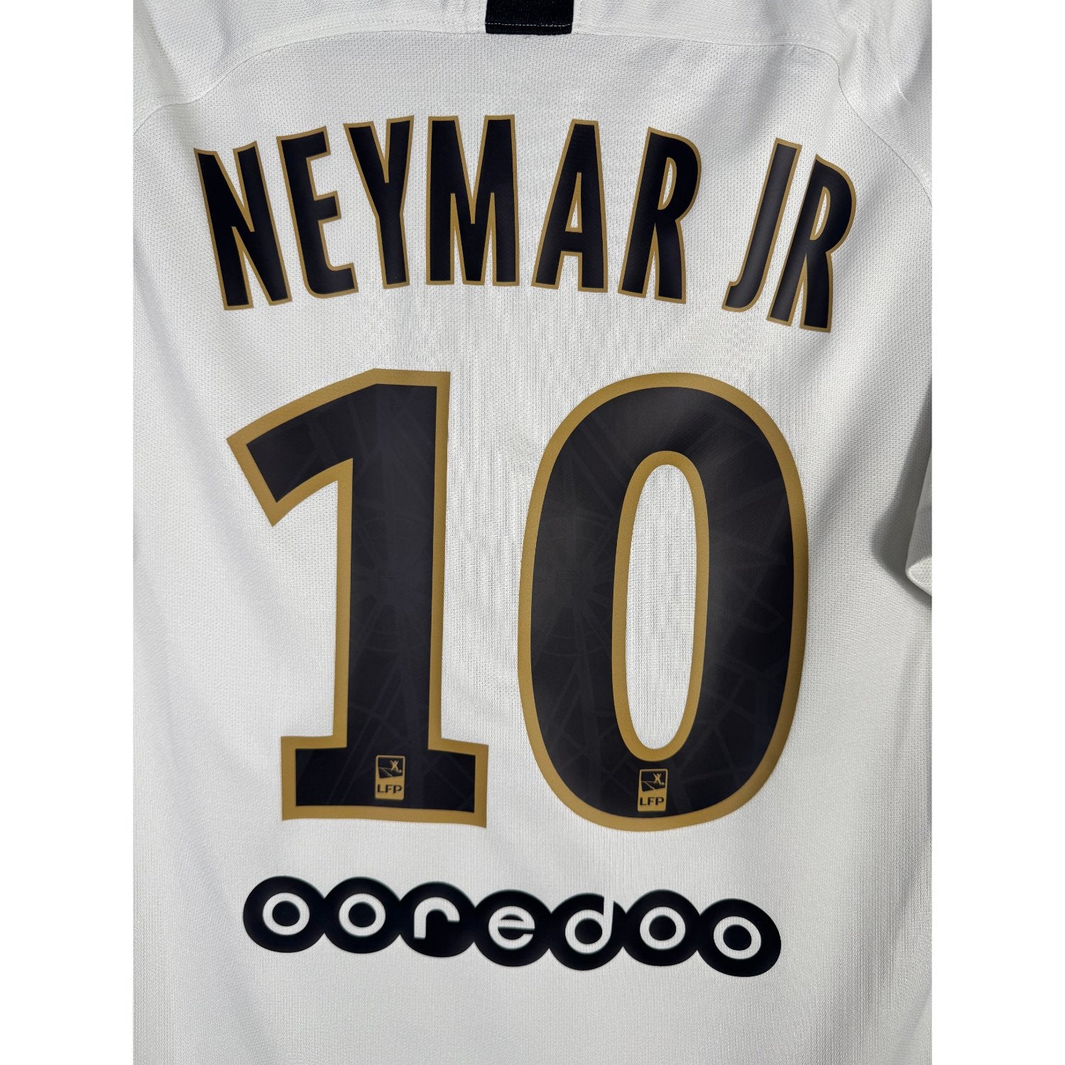 Détail de la typographie du flocage sur le numéro 10 de Neymar Jr