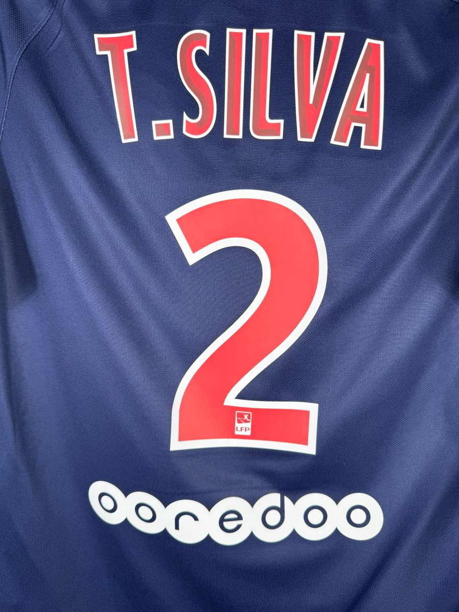 Détail flocage T.SILVA 2 rouge et blanc avec logo LFP, maillot PSG domicile 2018-2019