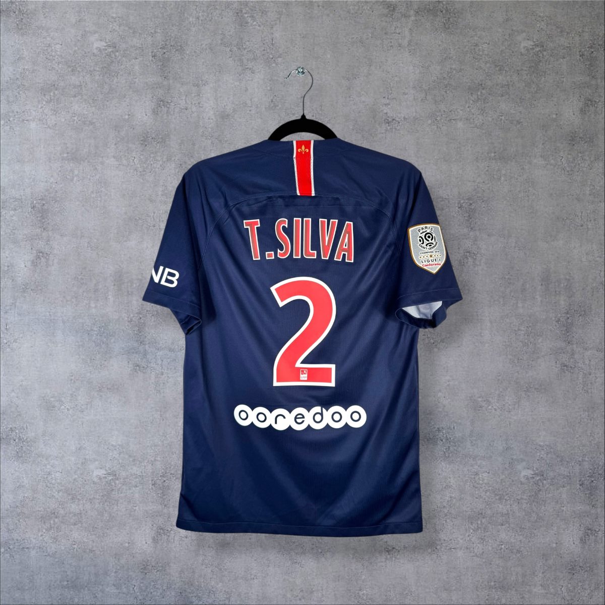 Maillot PSG 2018-2019 domicile Nike, dos floqué T. Silva 2, sponsor Ooredoo, badge champion Ligue 1