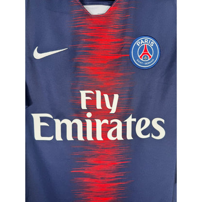 Détail de l'écusson du Paris Saint-Germain et du logo Nike