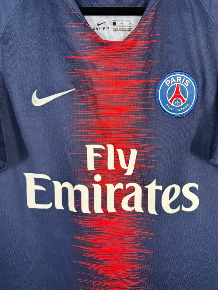 Détail de l'écusson du Paris Saint-Germain et du logo Nike