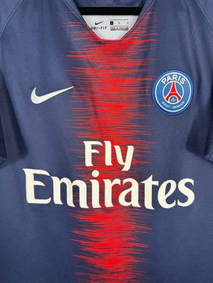 Détail de l'écusson du Paris Saint-Germain et du logo Nike