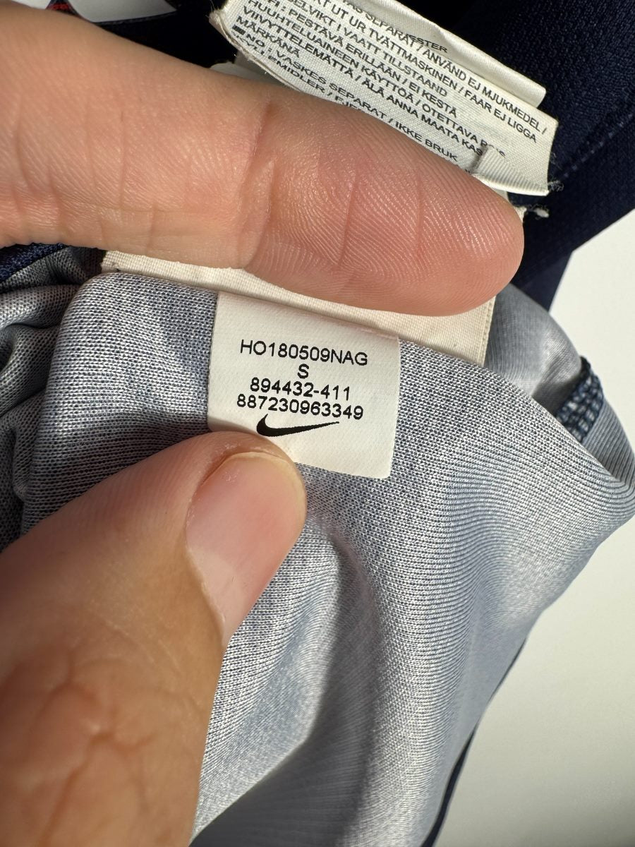 Étiquette Nike code 894432-411 taille S, maillot PSG domicile 2018-2019