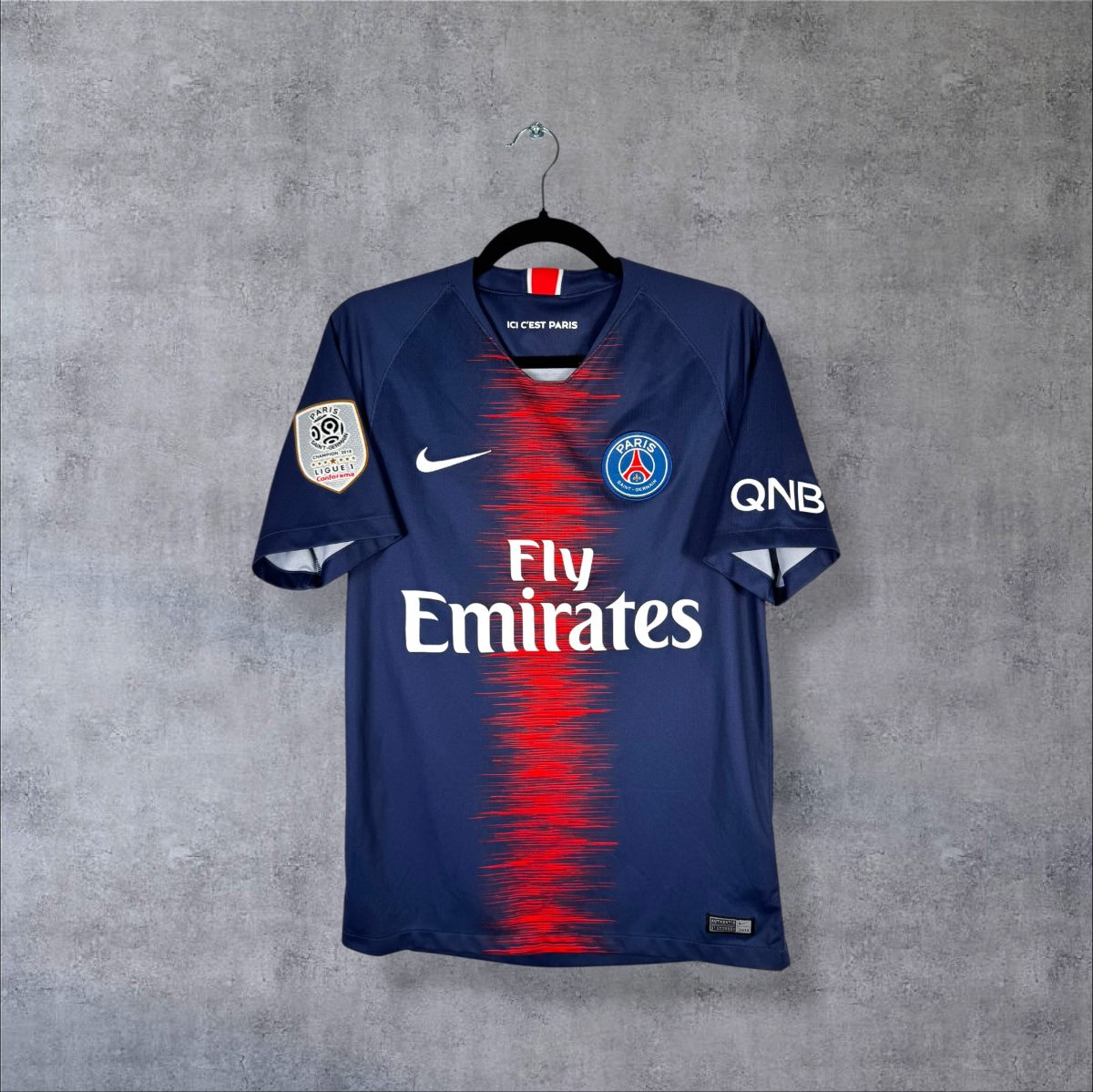 Maillot PSG domicile 2018-2019 Nike de face, bande rouge centrale, sponsor Fly Emirates