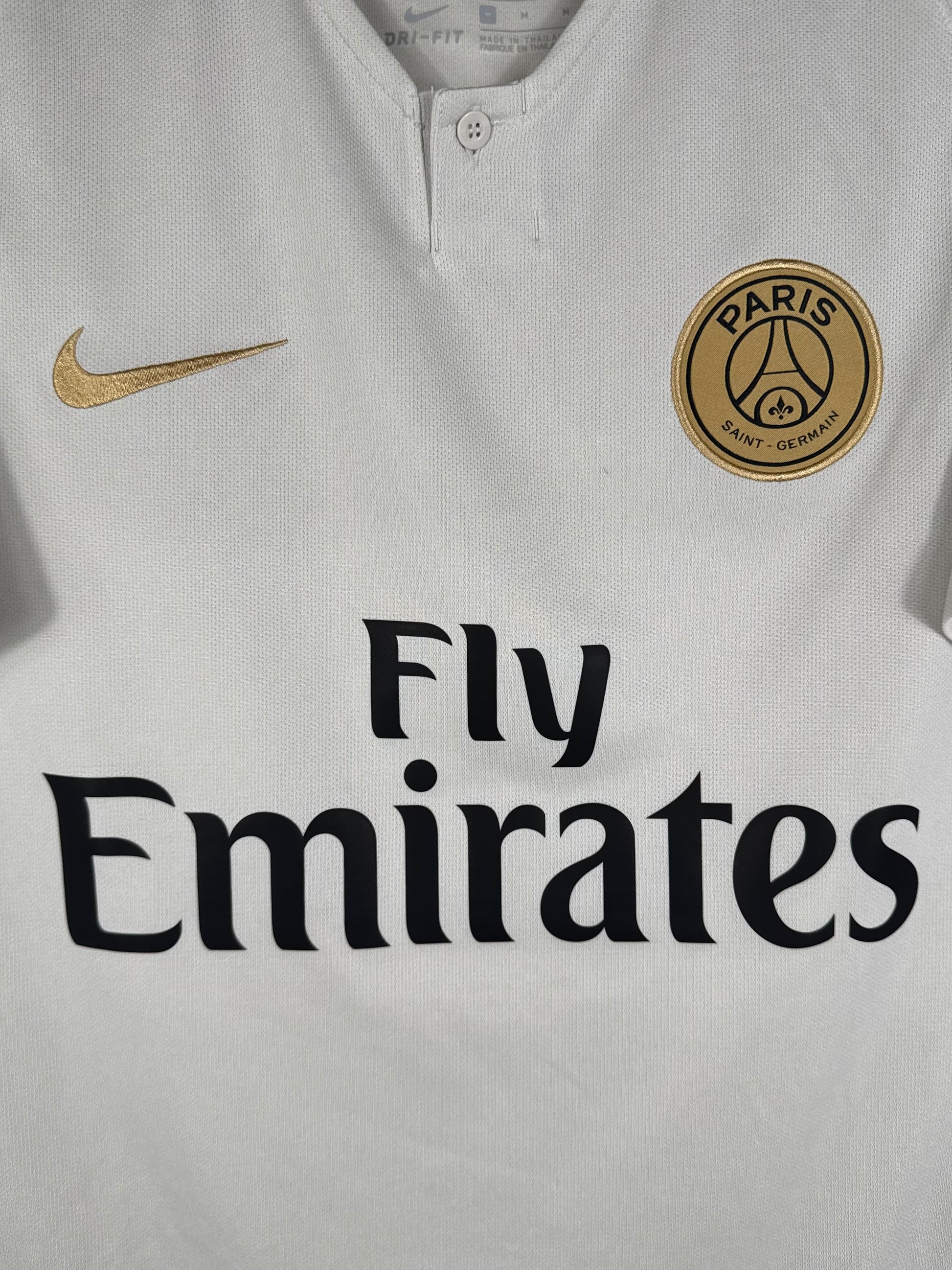 Détail de l'écusson du PSG et du logo Nike